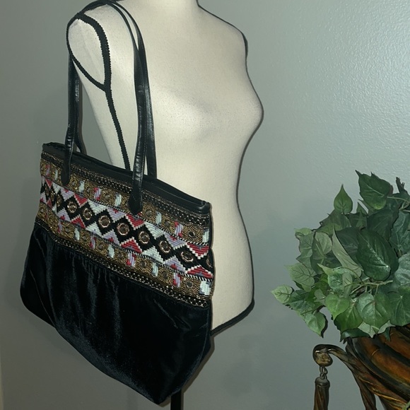 BLACK VELVET WITH SEQUIN EMBROIDERED TOTE BAG. - Picture 6 of 9
